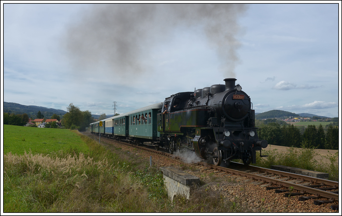 433 001 kurz nach der Ausfahrt in Holubov mit ihrem Sonderzug OS 28863 von Budweis nach Krumau an der Moldau am 22.9.2018.