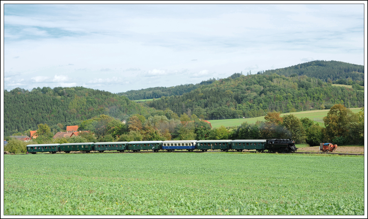 433 001 kurz vor Zlatá Koruna mit ihrem Sonderzug OS 28863 von Budweis nach Krumau an der Moldau am 22.9.2018.