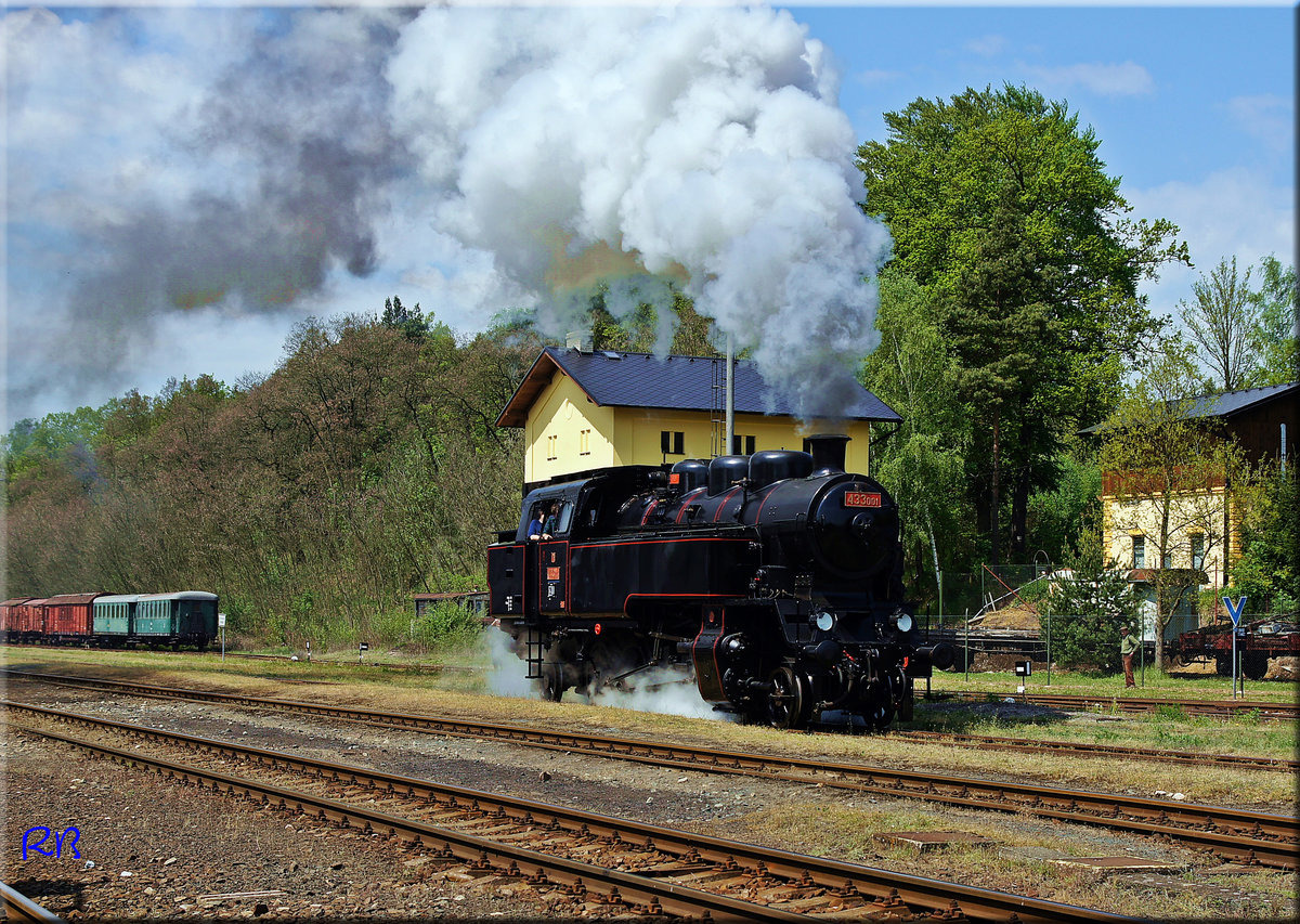 433 001 verlässte den Bahnhof von Lužná u Rakovníka in Richtung Nové Strašecí. Aufgenommen am 14.05.2016.