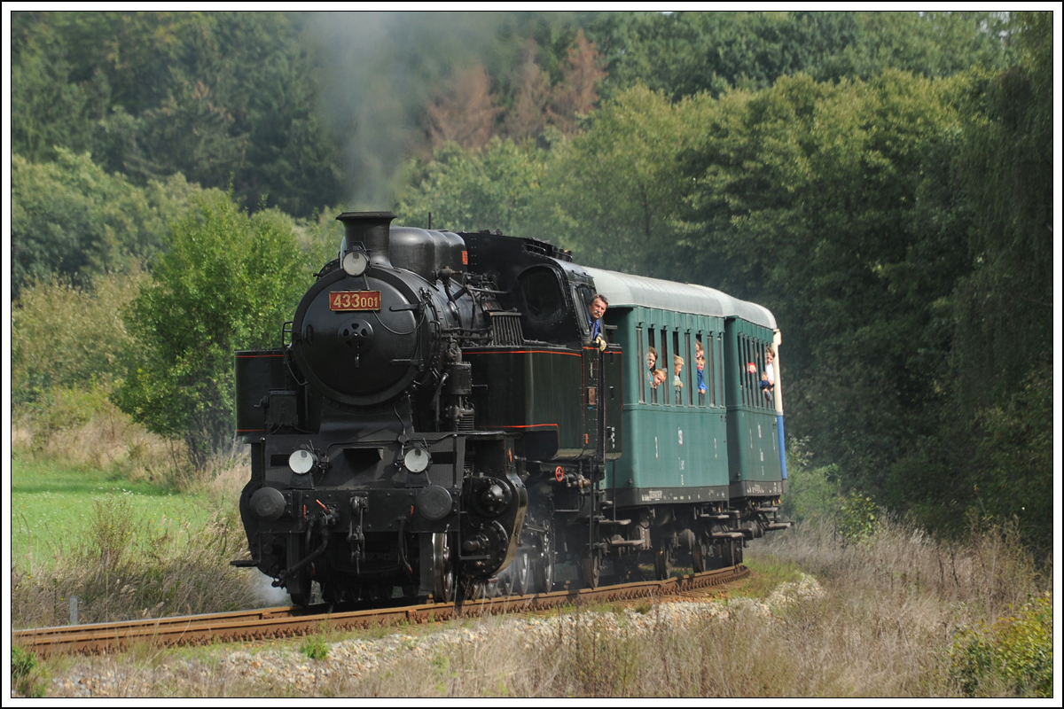 433 001 zwischen Černý Dub und Vrábče mit ihrem Sonderzug OS 28863 von Budweis nach Krumau an der Moldau am 22.9.2018.