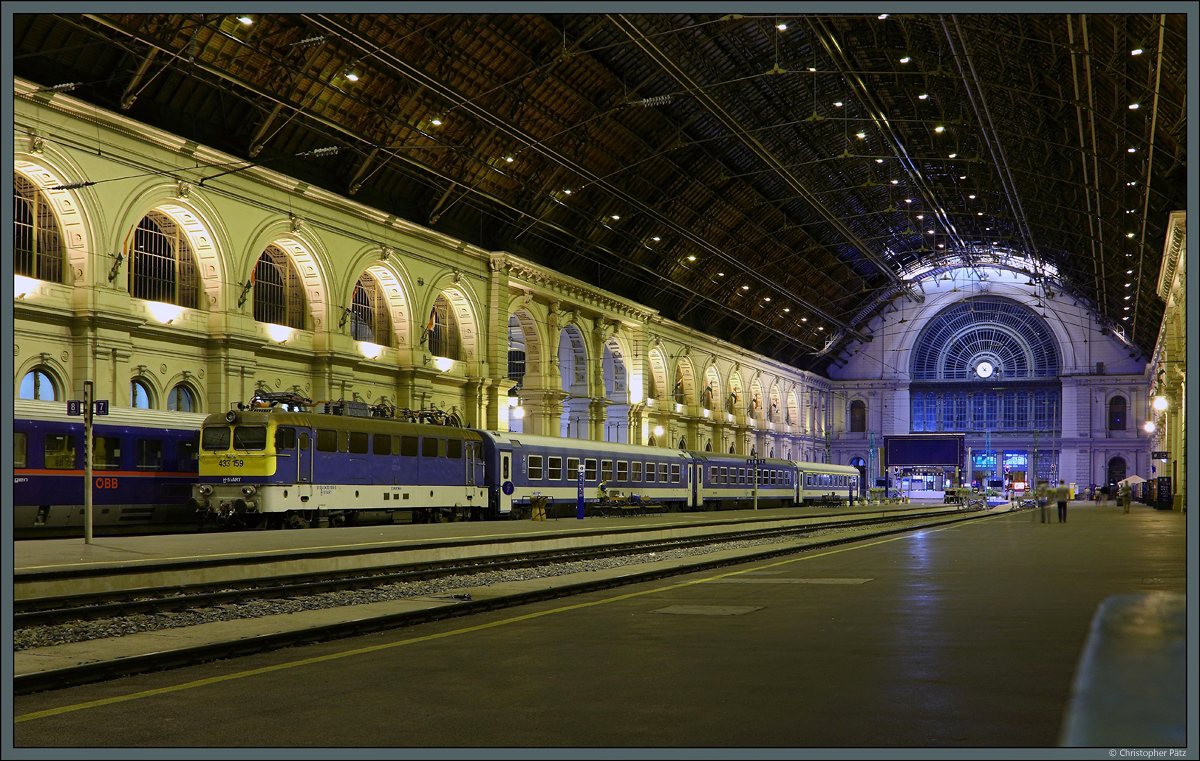 433 159 steht am 02.09.2019 mit ihrem 3-Wagen-Zug in der eindrucksvollen Bahnhofshalle von Budapest Keleti pu.
