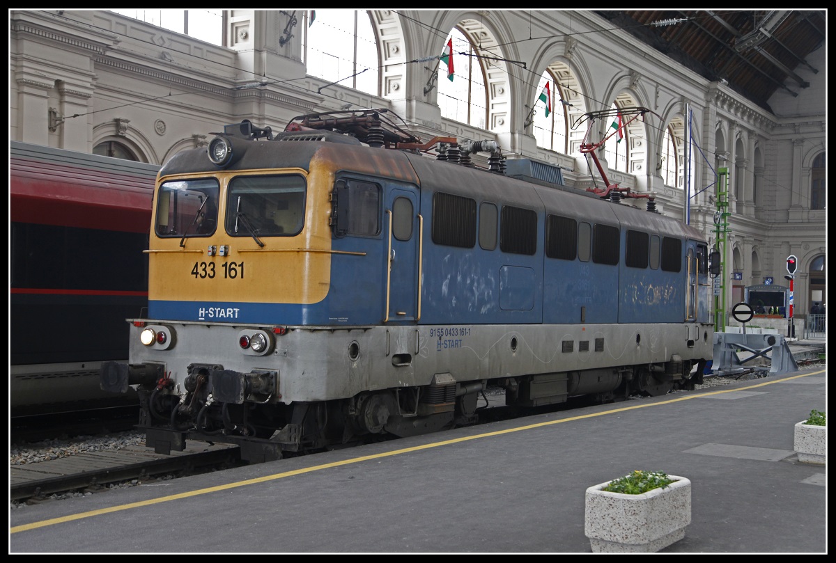 433 161 steht am 5.12.2019 in der Halle von Budapest Keleti.