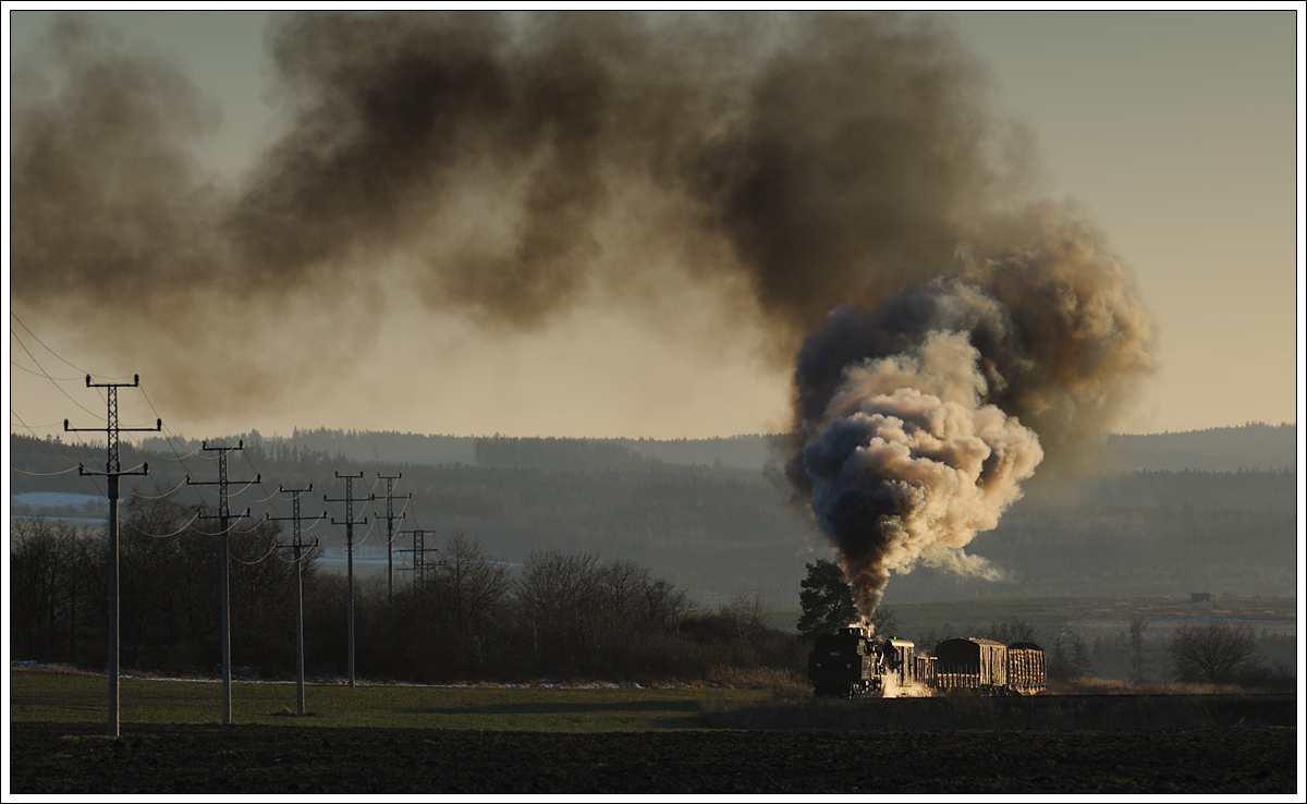 434 2186 (kkStB 170.323) mit ihrem Plangüterzug kurz nach Nova ves pod Plesi am 6.2.2014 bei der Retourfahrt nach Praha-Vršovice.