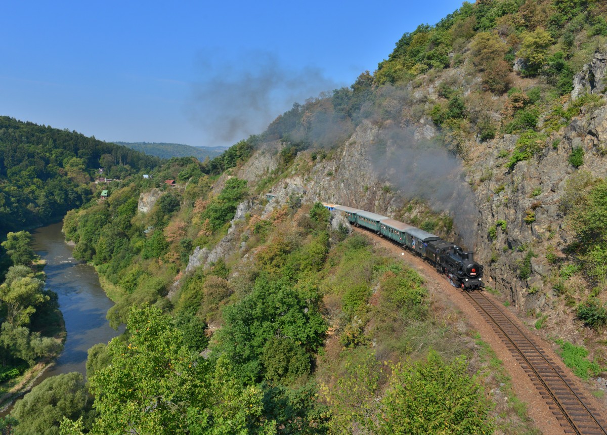 434 2186 mit einem Sonderzug am 22.08.2015 bei Petrov u Prahy. 