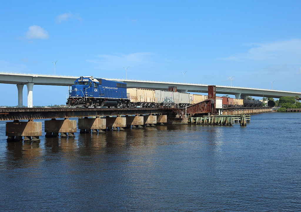 434 crosses the St Lucie River in Stuart whilst hauling local 920 back to Fort Pierce from Port Sewall, 16 June 2022
