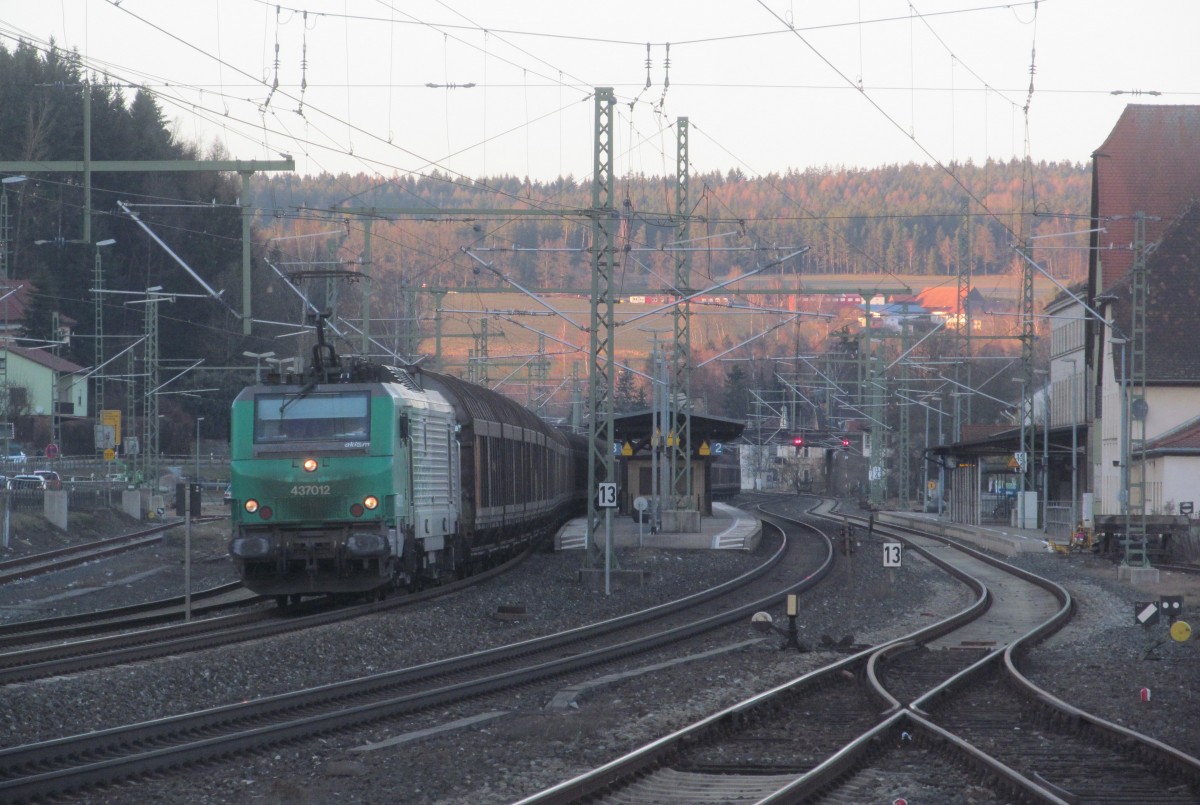 437 012 von Akiem zieht am 23. Februar 2014 einen H-Wagenzug durch Kronach in Richtung Lichtenfels.
