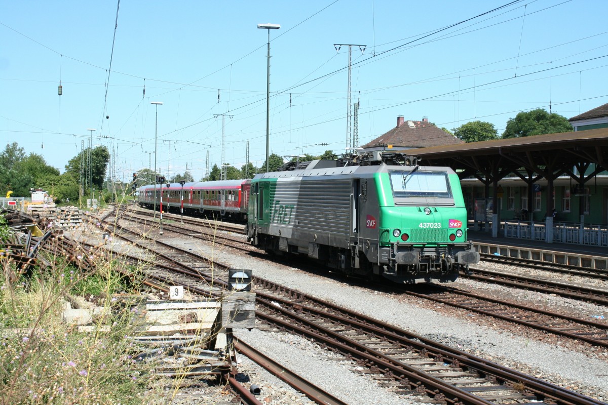437023 steht am Nachmittag des 02.08.13 beim Aufrsten in Mllheim (Baden) auf Gleis 7.