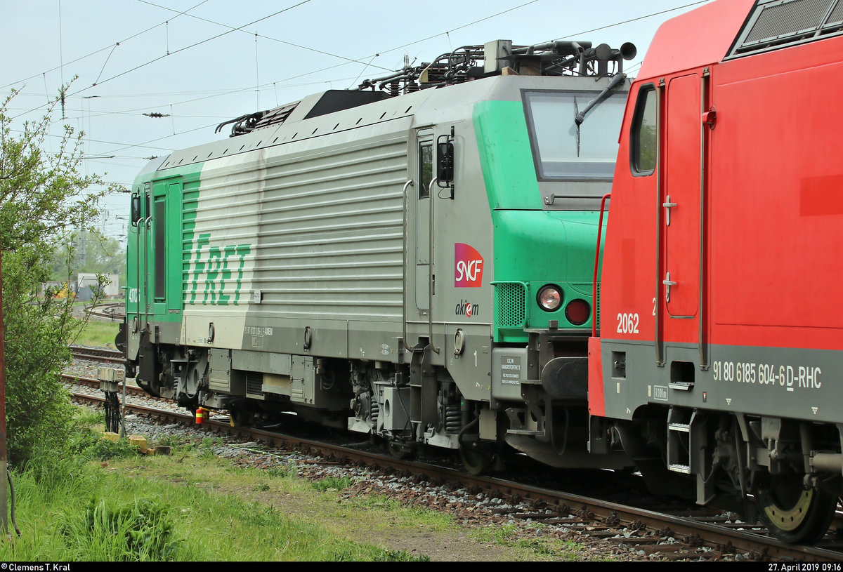 437026 (91 87 0037 026-8 F-AKIEM | Alstom Prima EL3U/4) der Akiem S.A.S., vermietet an die ITL Eisenbahngesellschaft mbH (ITL), ist zusammen mit 185 604-6 der RheinCargo GmbH & Co. KG im Bahnhof Großkorbetha abgestellt.
Aufgenommen vom öffentlich zugänglichen Hausbahnsteig.
Koordinaten: 51°16'00.7 N 12°01'21.6 E
[27.4.2019 | 9:16 Uhr]