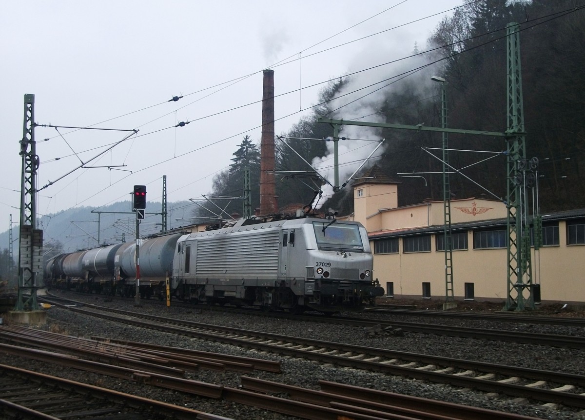 437029 von Akiem zieht am 06.Mrz 2014 einen Kesselzug durch Kronach Richtung Saalfeld.