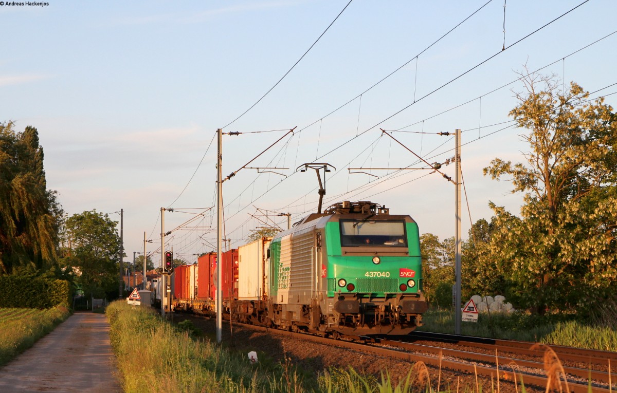 437040 mit einem Containerzug bei Hochfelden 18.5.15