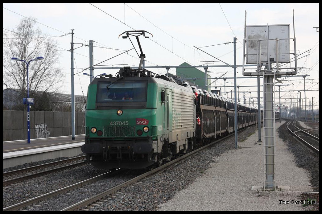 437045 erreicht hier am 10.03.2016 mit einem Autotransportzug aus Straßbourg kommend den Bahnhof Vendenheim.