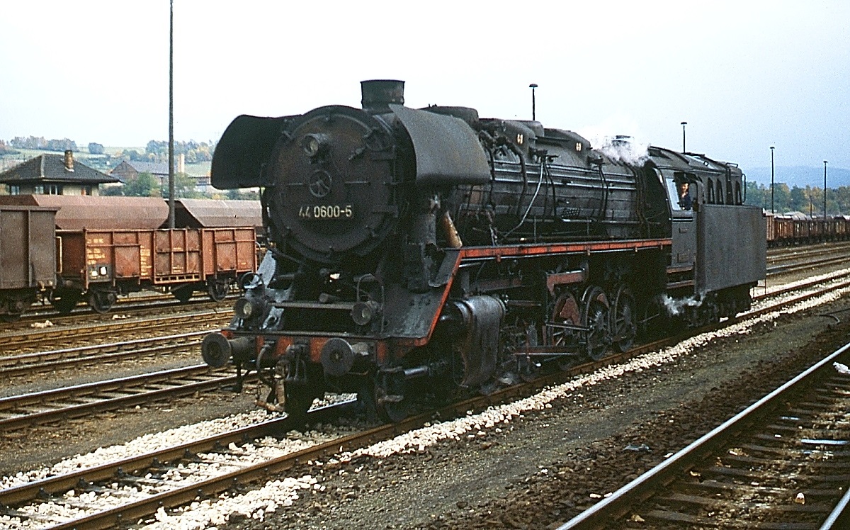 44 0600-5 rollt im Oktober 1980 durch den Bahnhof Saalfeld. Die Lok wurde 1943 von der Société Alsacienne de Constructions Mécaniques Graffenstaden (Fabrik-Nr. 7854) gebaut und war vom 01.08.1979 bis 18.11.1981 in Saafeld beheimatet, z-gestellt wurde sie am 25.08.1991 in Erfurt und anschließend in Meiningen zerlegt.