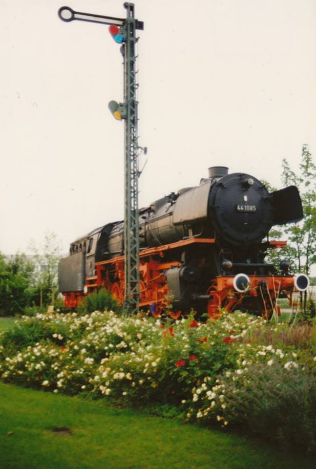 44 1084 (WLF - Wiener Lokomotivfabrik Floridsdorf, Baujahr: 1942, Fabriknummer: 9441).
Mitte der 1990er.
Ort der Aufname: Köln-Gremberg

