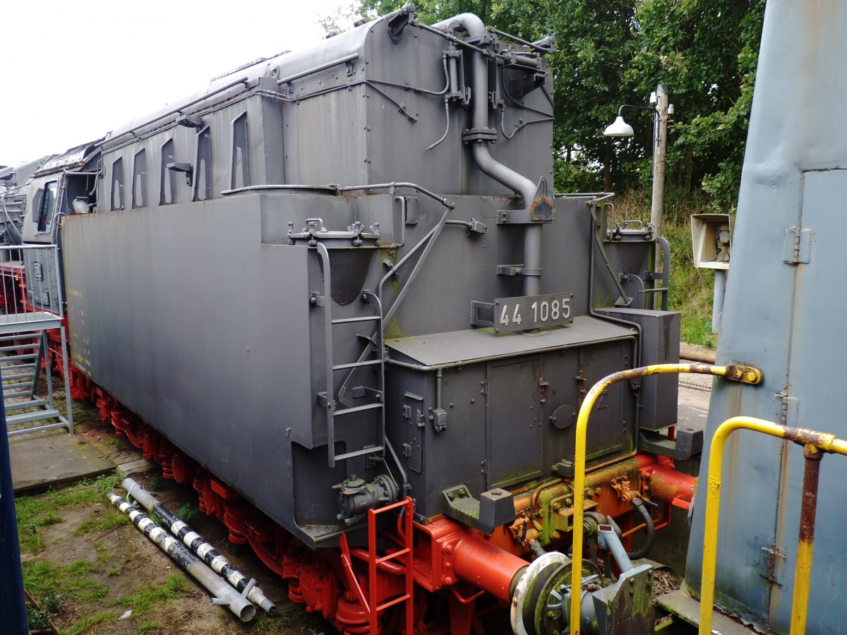 44 1085 Tender, Lok abgestellt, 1972 bei Lokomotivfabrik Floridsdorf gebaut / in Beekbergen am 6.9.2014 beim großen Eisenbahn-Spektakel  „Terug naar Toen - Zurück nach Damals“ der Museumseisenbahn VSM in Beekbergen / NL,

