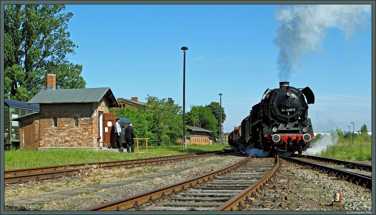 44 1486-8 beschleunigt den Fotogüterzug auf der Fahrt Richtung Ablaufberg. (Staßfurt, 31.05.2014)