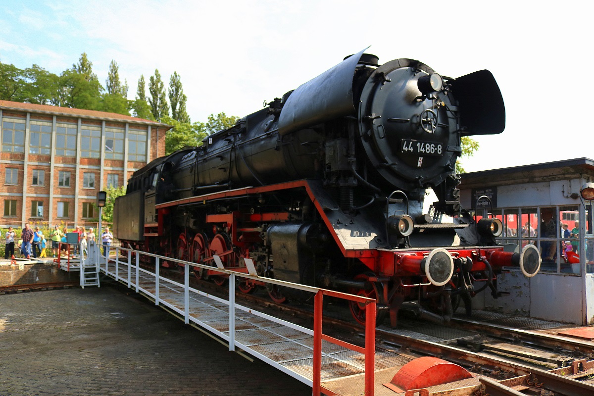 44 1486-8 (DR 44) wird auf der Drehscheibe des DB Museums Halle (Saale) anlässlich des jährlichen Sommerfests präsentiert. [26.8.2017 - 14:53 Uhr]