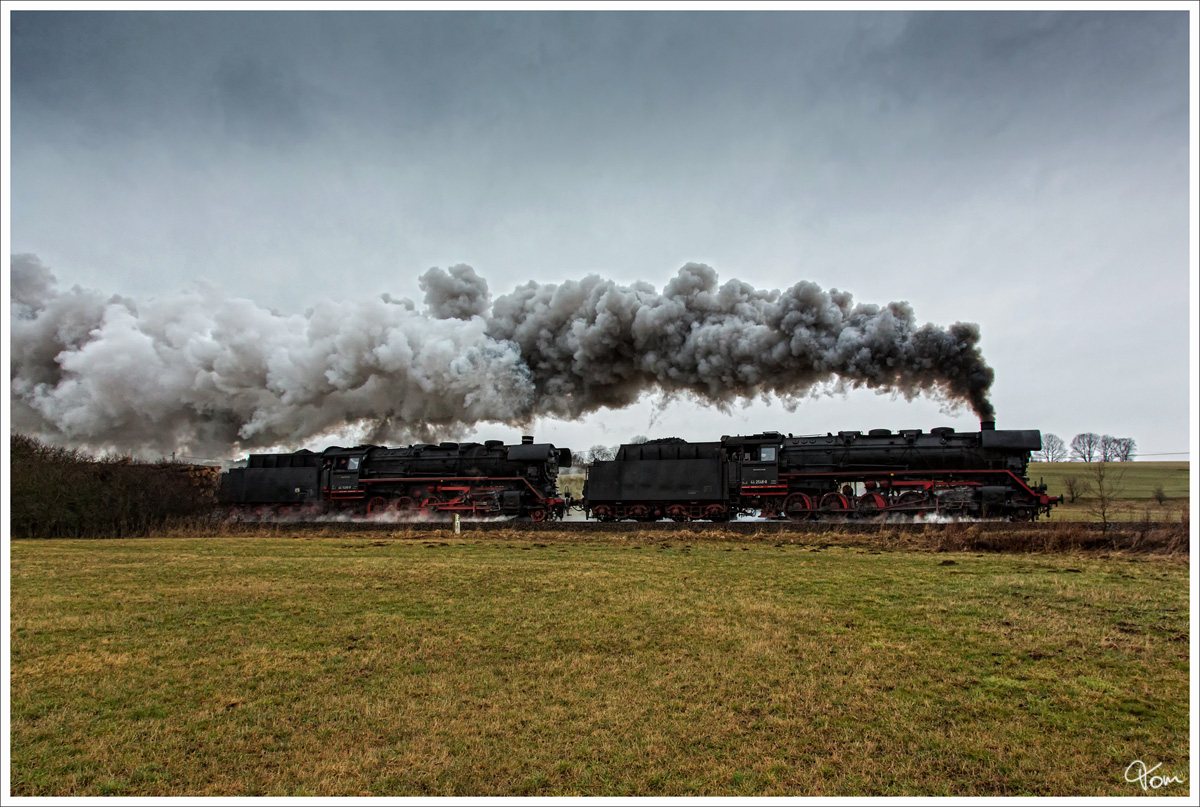 44 2546 als Vorspannlok und 44 1486 als Zuglok, ziehen den 1040t schweren DGz 202 von Bad Salzungen nach Eisenach. 
Unterrohn 11.04.2013