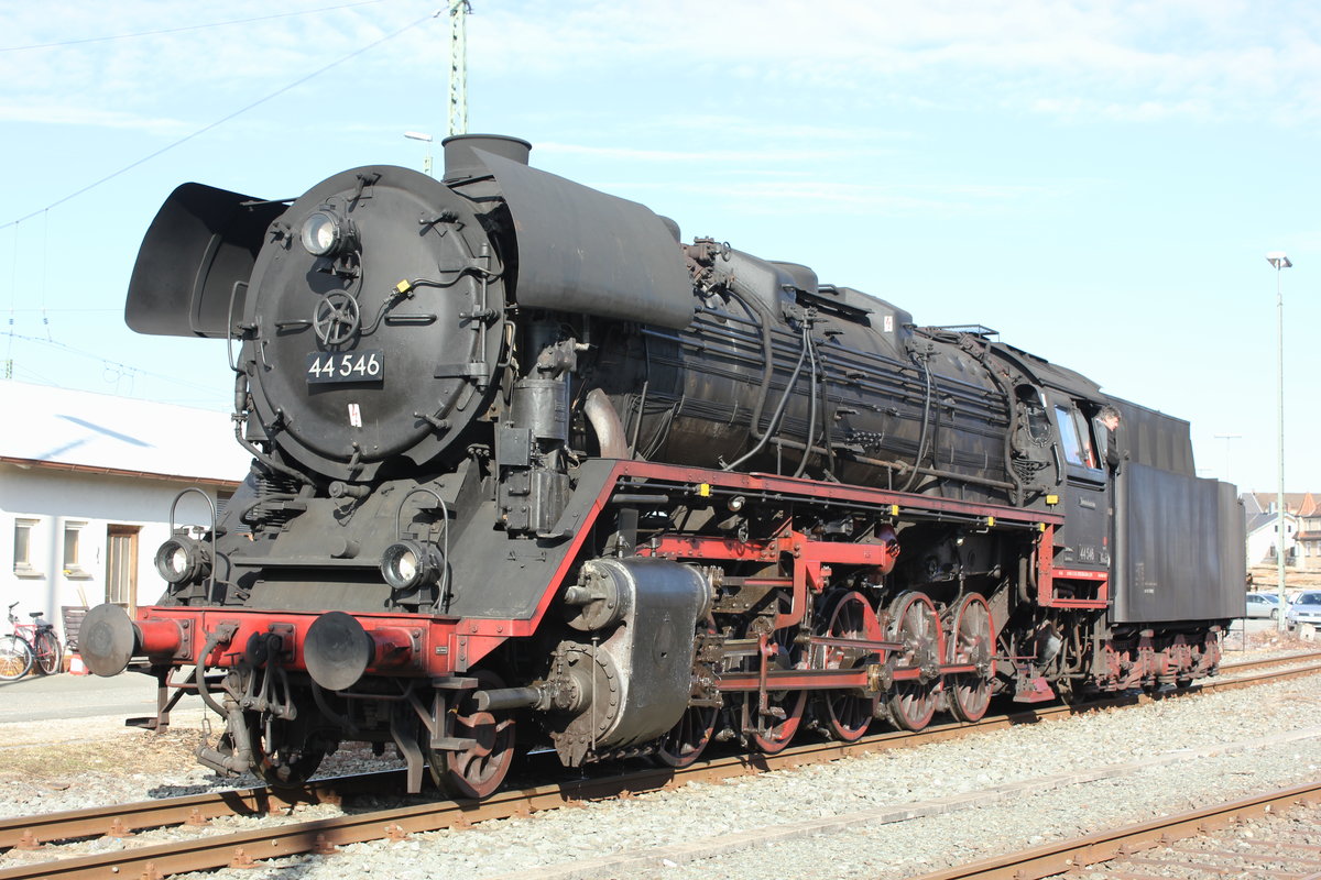 44 546 am 26.2.20017 in Lichtenfels wartet zum Wasserfassen und Bekohlen.