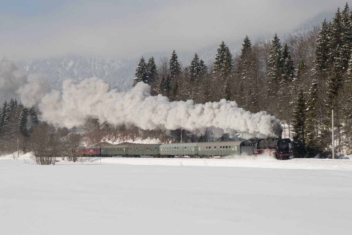 44 546 vom BEM fuhr heute, am 7. Februar 2015 mit 140 438 einen Ski-Sonderzug nach Mittenwald, hier zu sehen bei Klais.