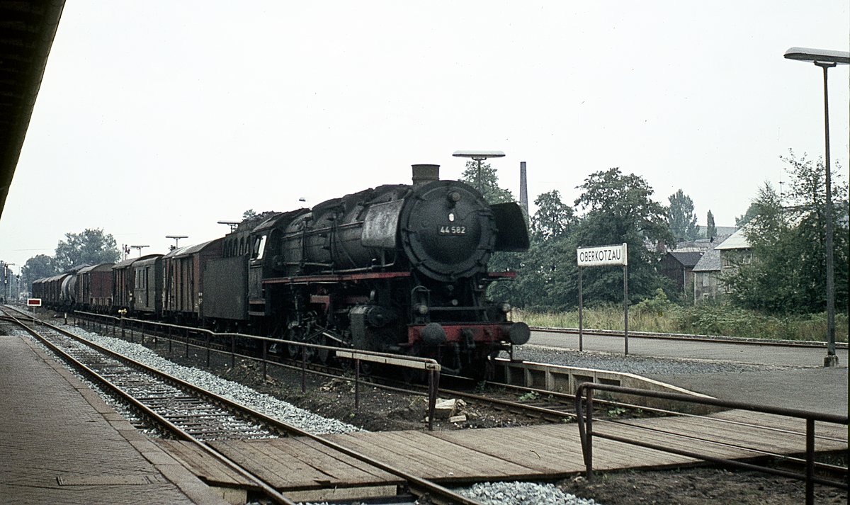 44 582 mit Gz  im Bhf. Oberkotzau