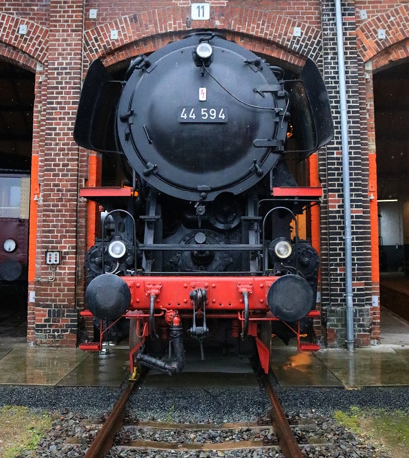 44 594 der Dampflokfreunde Salzwedel e.V. steht im Historischen Lokschuppen Wittenberge anlässlich der Herbstdampftage. [7.10.2017 | 15:02 Uhr]