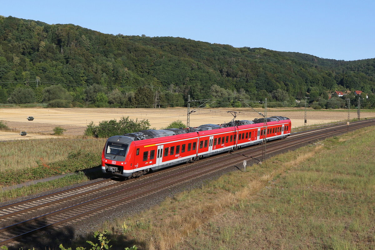 440 004 auf dem Weg nach Würzburg am 6. August 2022 bei Harrbach am Main.