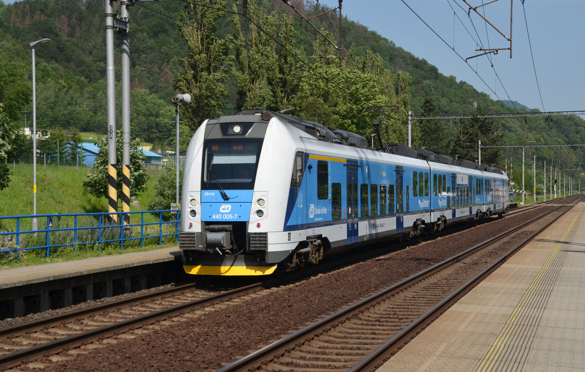 440 005 erreicht am 12.06.19 auf dem Weg von Decin nach Most den Bahnhof Dobkovice.