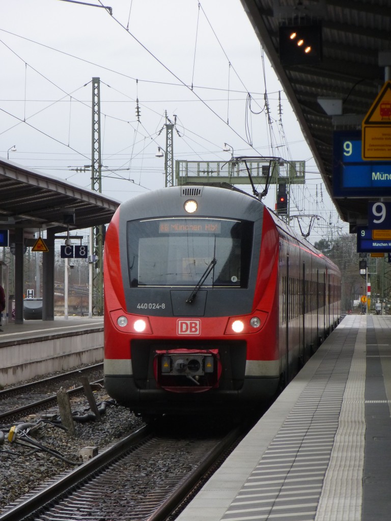 440 024-8 fährt hier am 04.01.2014 in München Pasing ein.
Die Fahrt wird noch bis München Hbf gehen.