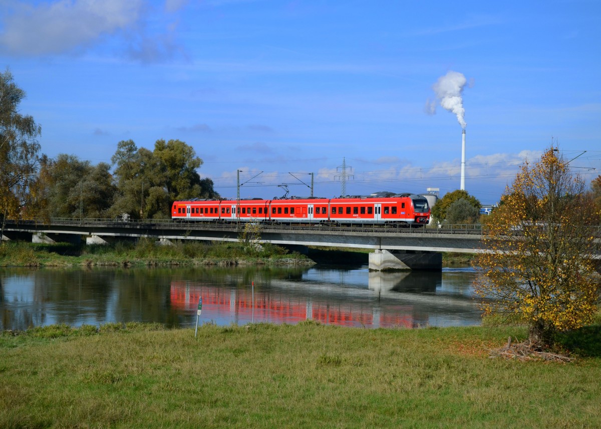 440 024 als RE nach Passau am 24.10.2013 auf der Isarbrücke bei Plattling.