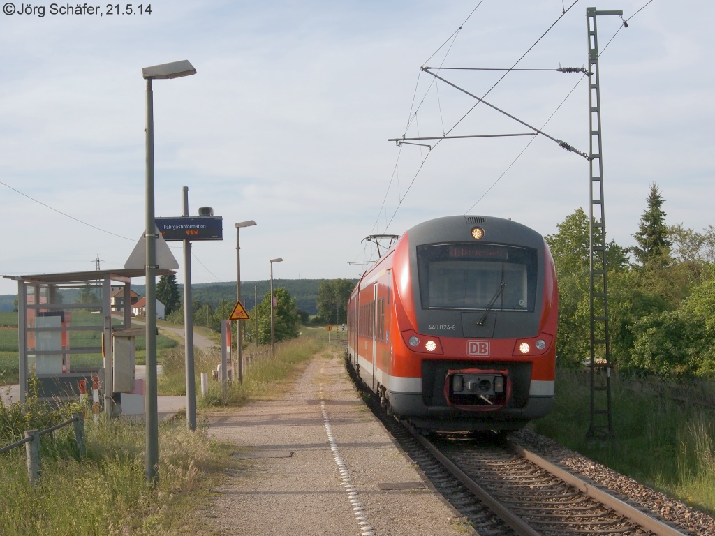 440 024 hielt am Abend des 21.5.14 als RB nach Donauwörth im schlichten Haltepunkt Ebermergen. 