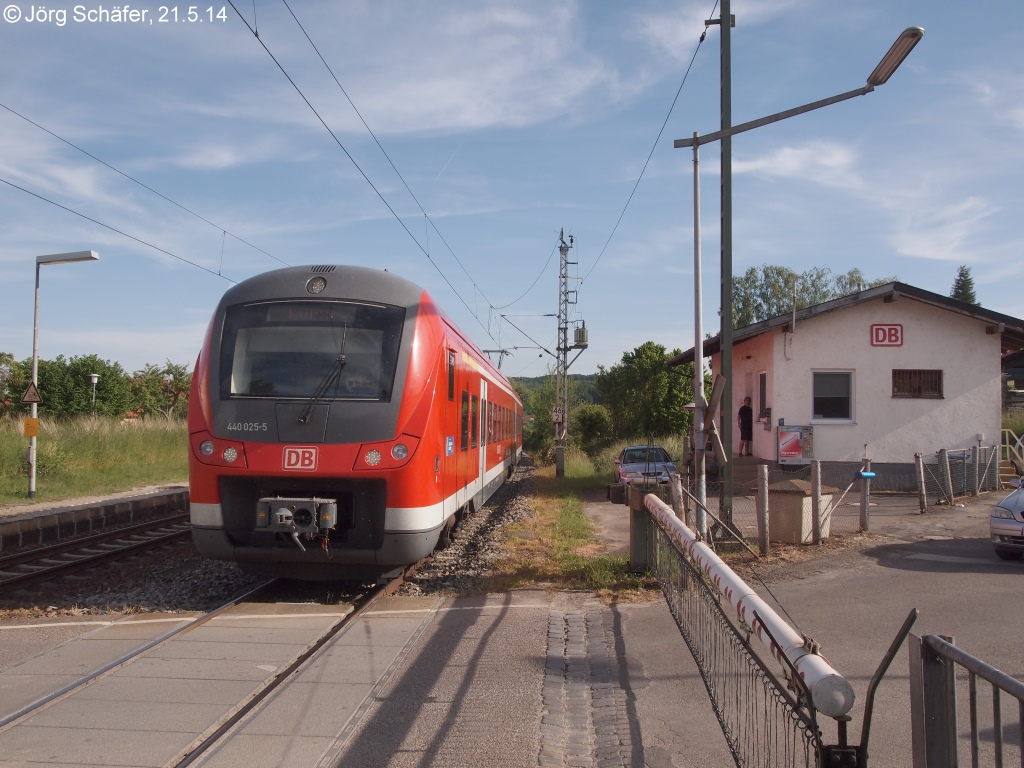 440 035 fuhr am 21.5.14 als RB nach Aalen in den Bahnhof Wörnitzstein ein. Dieser hat zwei Gleise und zwei Bahnsteige, die jeweils in Fahrtrichtung hinter der handbedienten Schranke liegen.