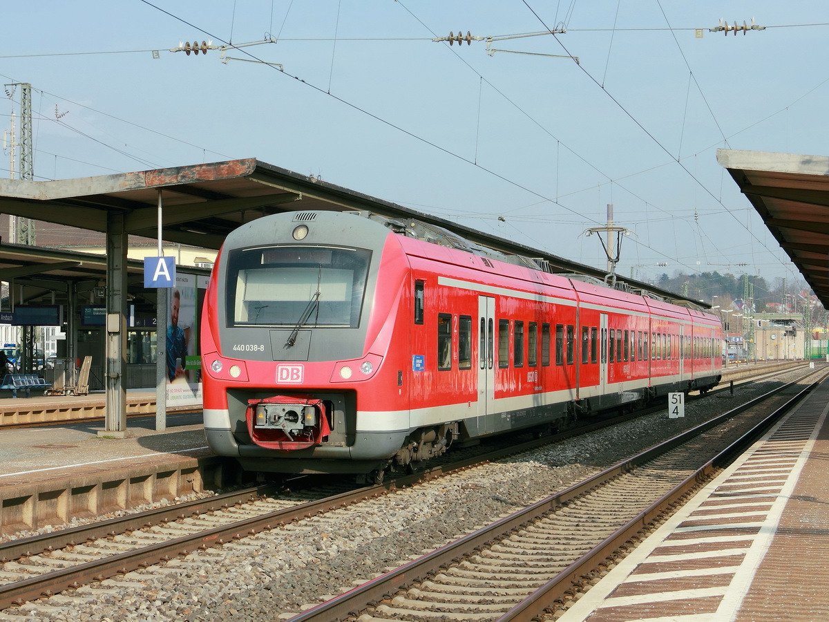 440 038-8 mit 440 538-7 als RE 58210 nach Karlstadt (Main) bei der Ausfahrt aus dem Bahnhof Ansbach am 14. März 2017.