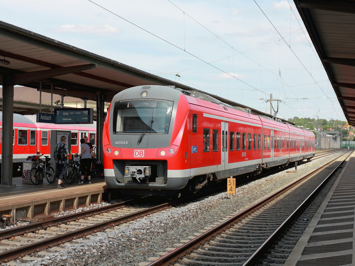 440 042-0 steht als RB 58120 zur Fahrt nach Karlstadt (Main) im Bahnhof Ansbach auf Gleis 3 bereit.

