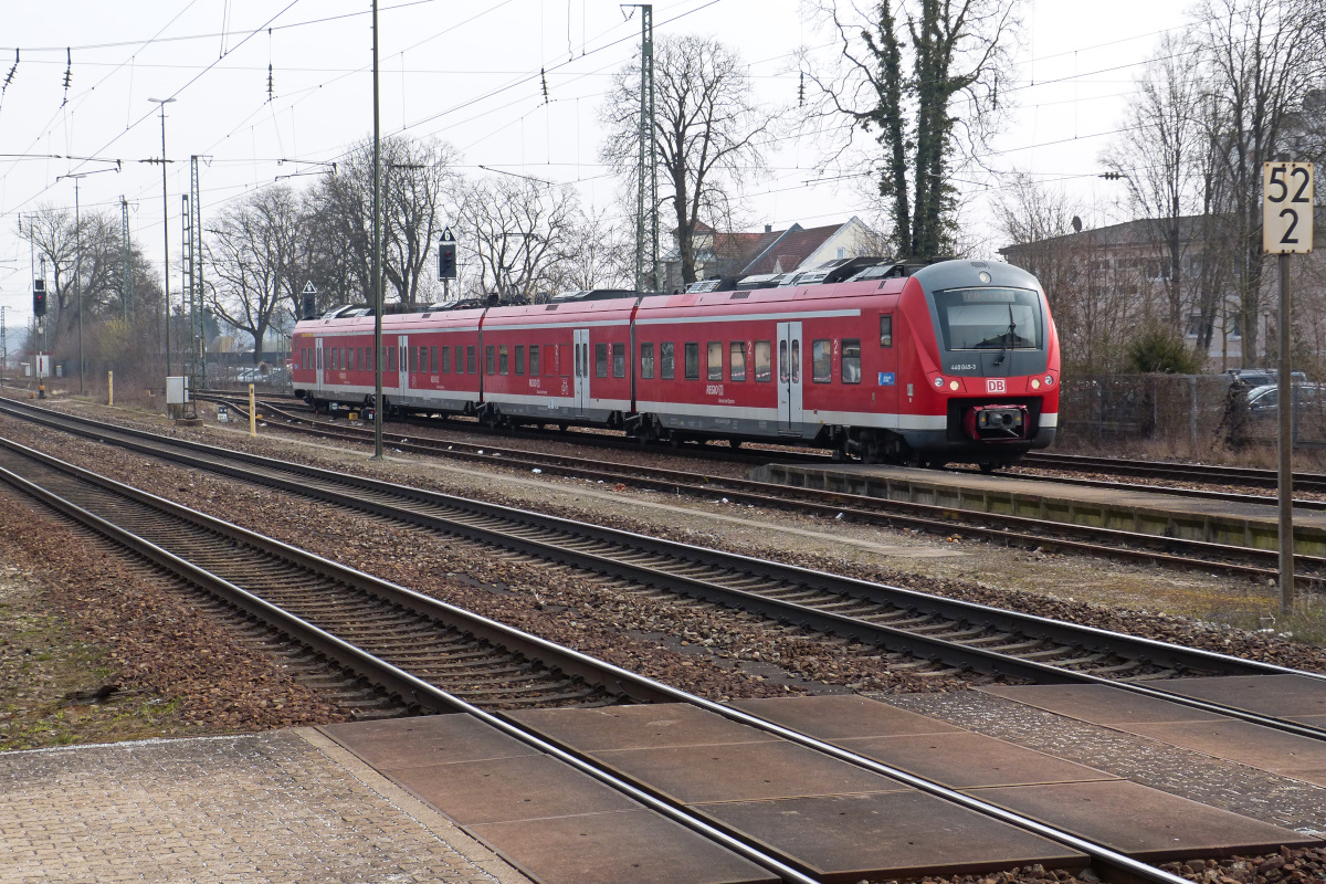 440 045-3 aus Richtung Passau fährt in den Bahnhof Plattling ein. 19.03.2016