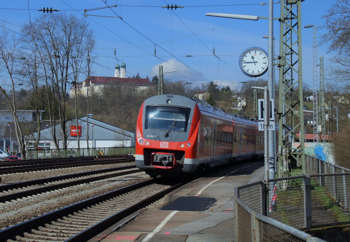 440 045 mit Regionalzug bei der Ausfahrt aus dem Bahnhof Vilshofen in Richtung Plattling. Im Hintergrund die Abtei Schweiklberg.
Vilshofen, 6.4.2018