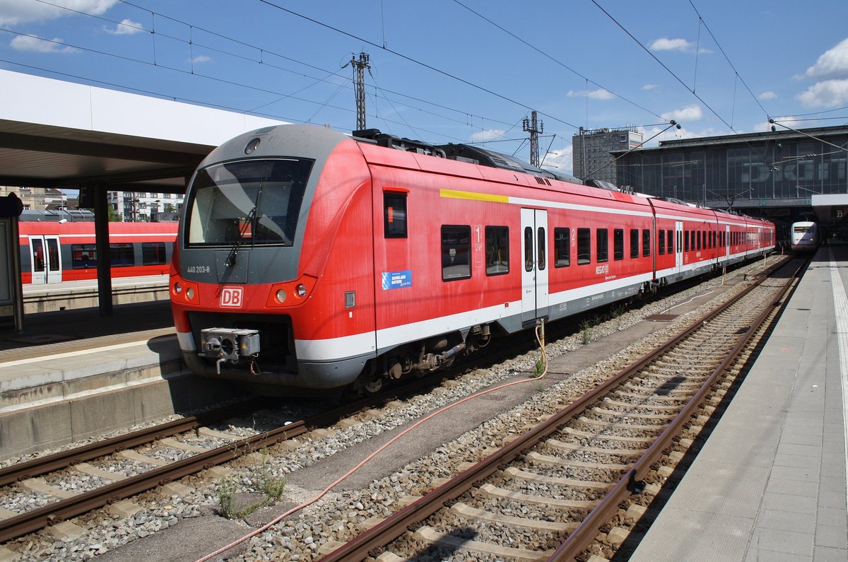 440 203-8 fährt am 15.8.2017 als Leerzug aus dem Münchener Hauptbahnhof aus.