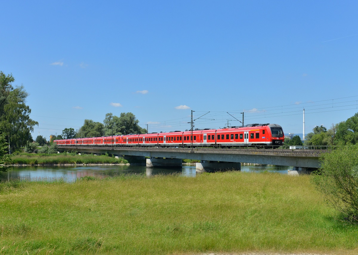 440 204 und zwei weitere 440 als RE nach Passau am 13.06.2014 auf der Isarbrücke bei Plattling.