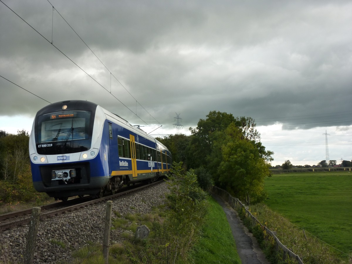 440 219 am 09.10.2013 als NWB RS4 auf dem Weg von Bremen Hbf nach Nordenham kurz vor erreichen des Bahnhofs Elsfleth.