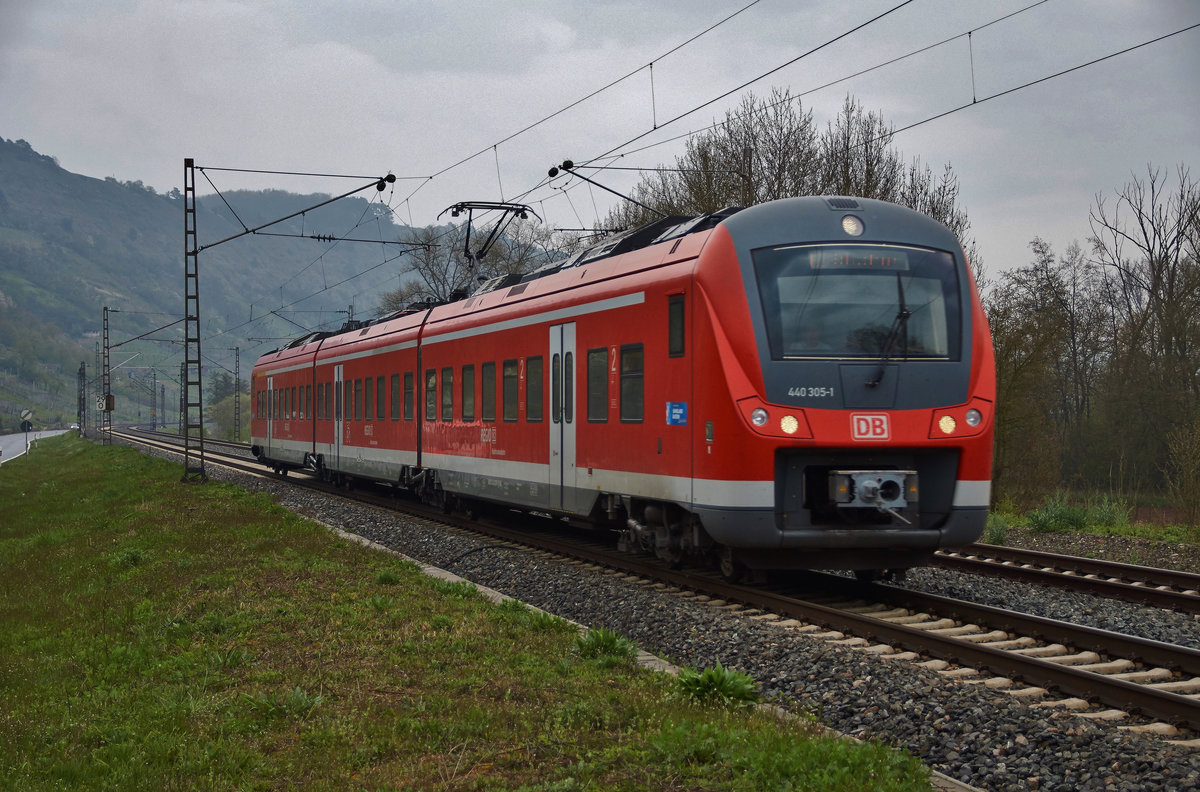 440 305-1 ist am 12.04.16 als RB von Würzburg nach Gemünden/Main bei Gambach unterwegs.