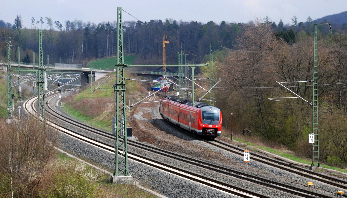 440 305 als RB Gemünden - Schlüchtern befährt die  Elmer Kurve  (14.4.2012).