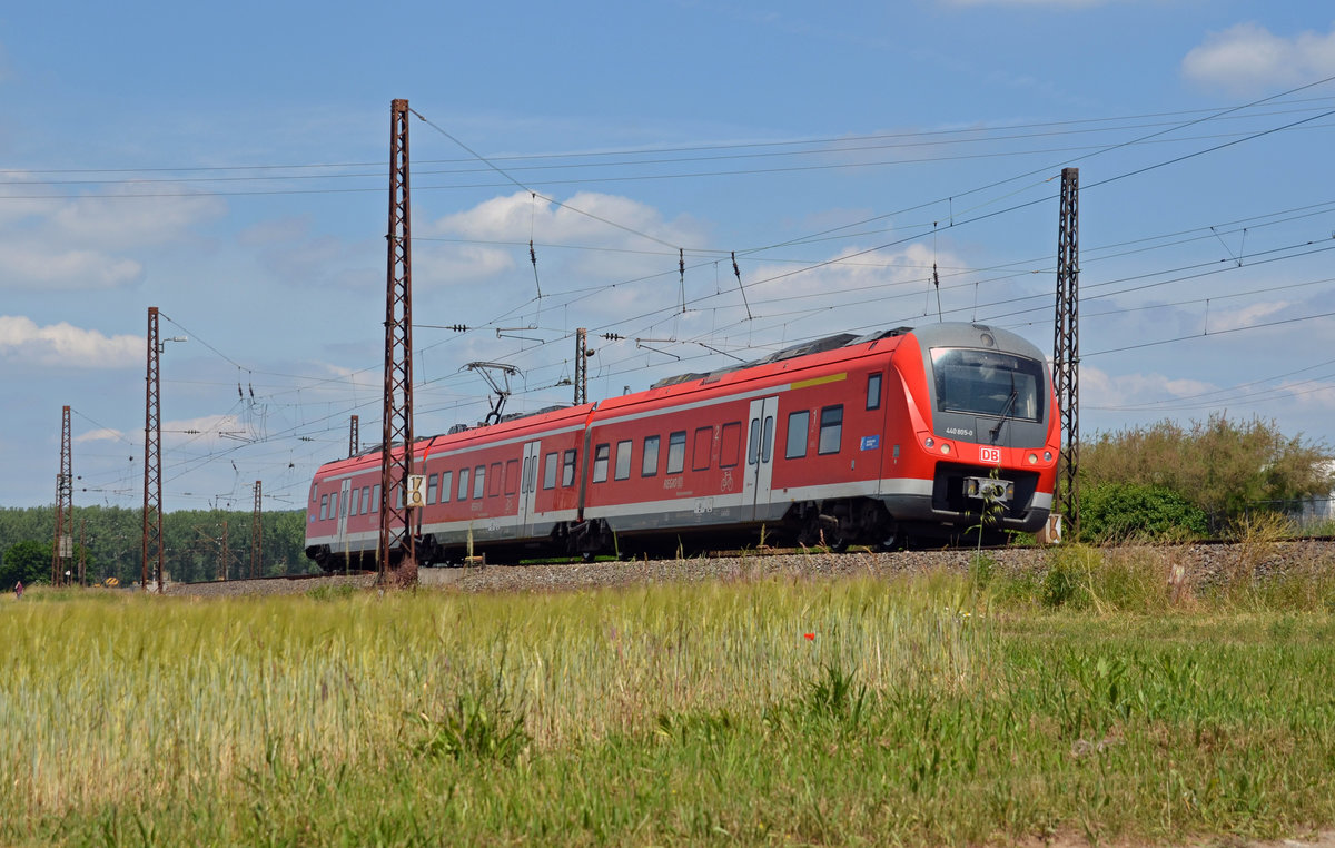 440 305 erreicht am 14.06.17 als RB von Jossa nach Würzburg in kürze den Bahnhof Retzbach-Zellingen.