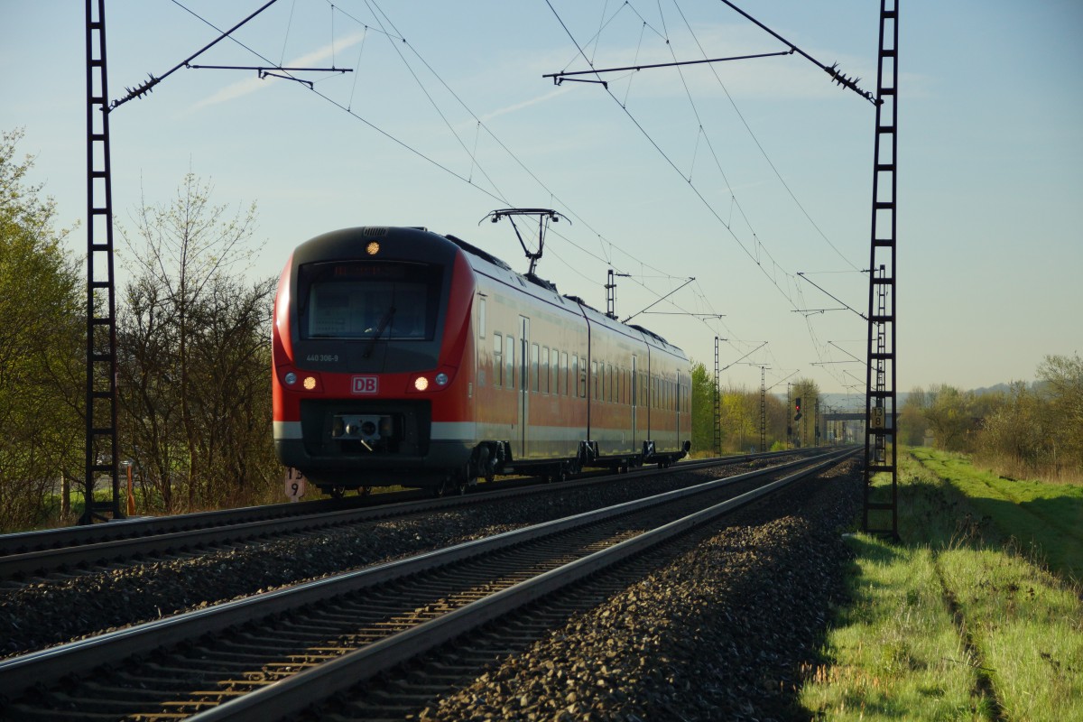 440 306-9 als RB in Richtung Gemünden am 15.04.15 bei Thüngersheim unterwegs.