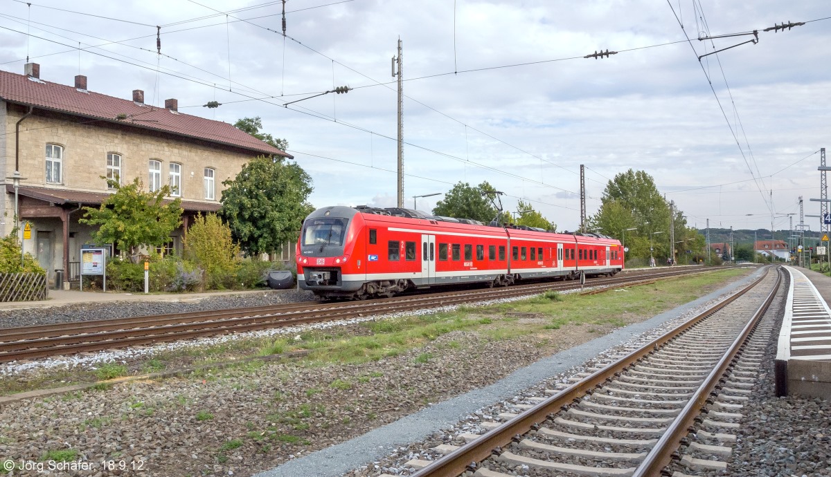 440 308 fuhr am 18.9.12 im Bahnhof Winterhausen auf Gleis 2 ab. Das Empfangsgebäude wird schon lange privat genutzt und das Gleis 1 davor etwa 1995 abgerissen. 