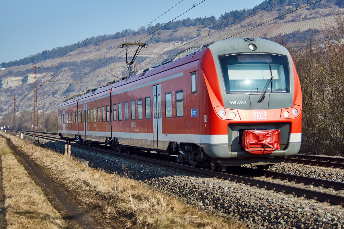440 309-3 als RE ist am 15.02.2014 in Richtung Würzburg unterwegs gesehen bei Thüngersheim.