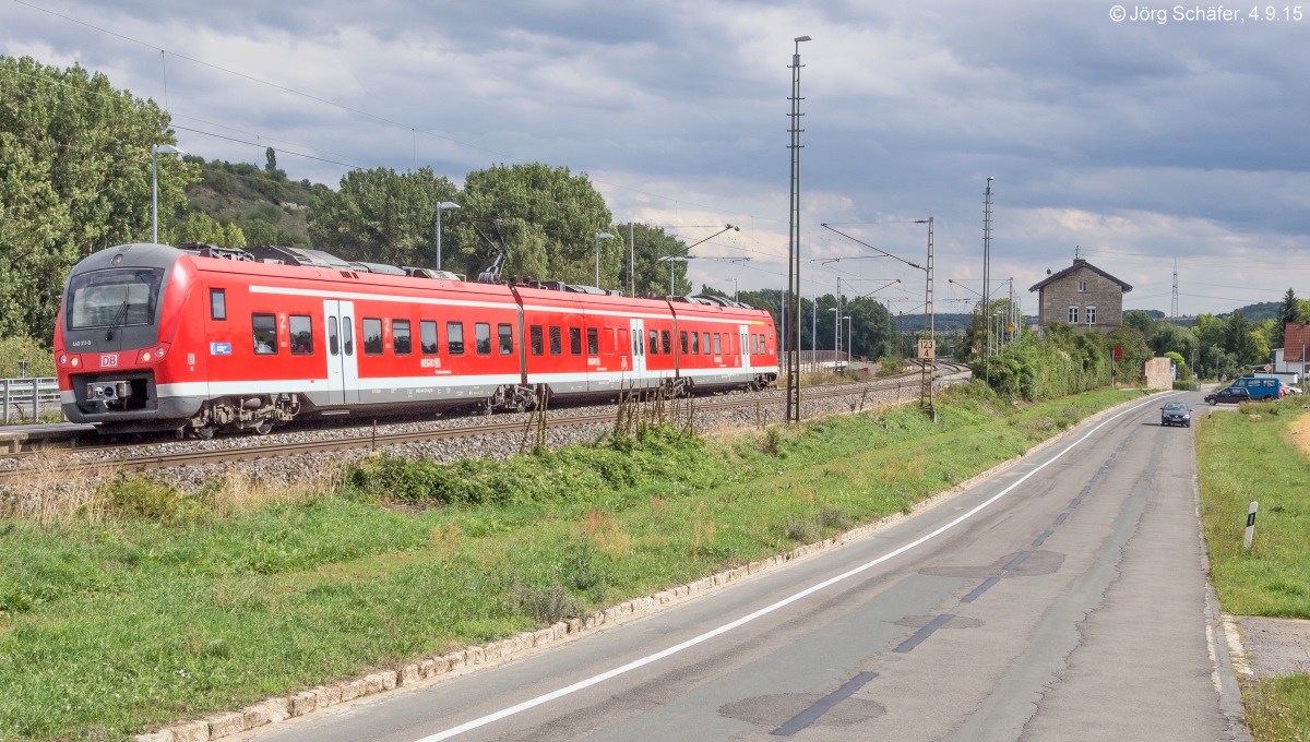440 311 fuhr am 4.9.15 in Goßmannsdorf vom neuen Bahnsteig Richtung Würzburg ab. Der Weg vom Dorf dorthin hatte sich durch die Unterführung am Empfangsgebäude erheblich verkürzt.