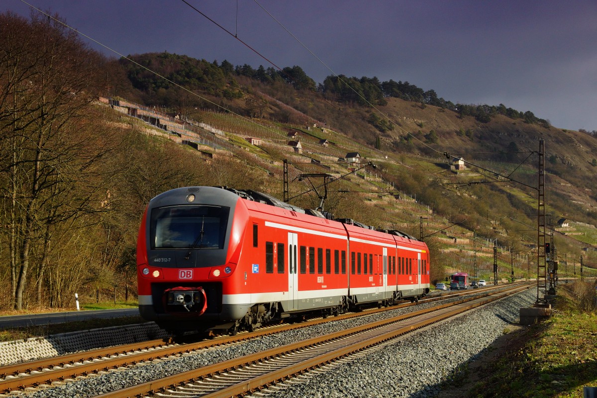 440 312-7 ist am 09.12.15 in Richtung Jossa unterwegs abgelichtet bei Gambach.