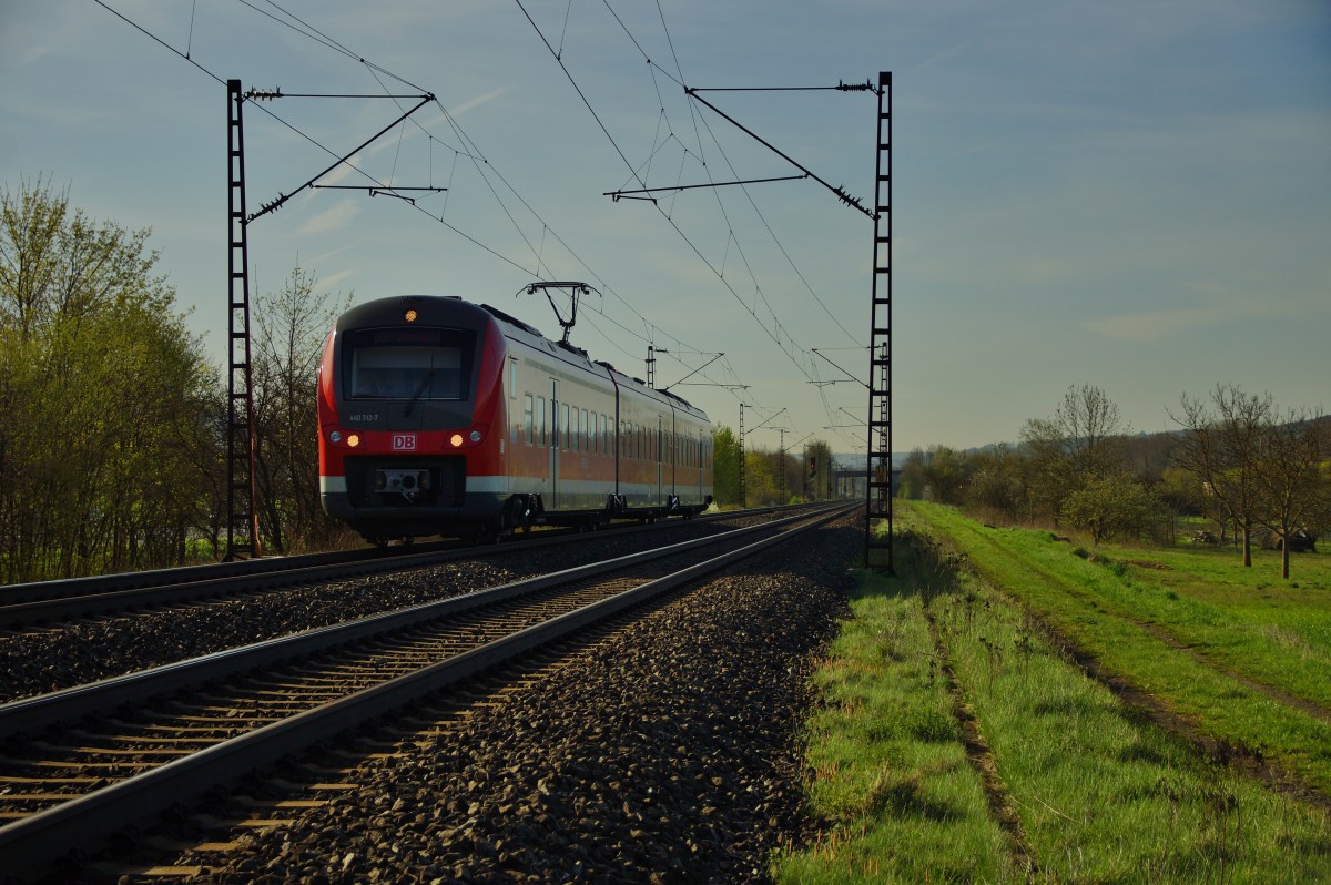 440 312-7 ist am 15.04.15 in Richtung Gemünden unterwegs gesehen bei Thüngersheim.