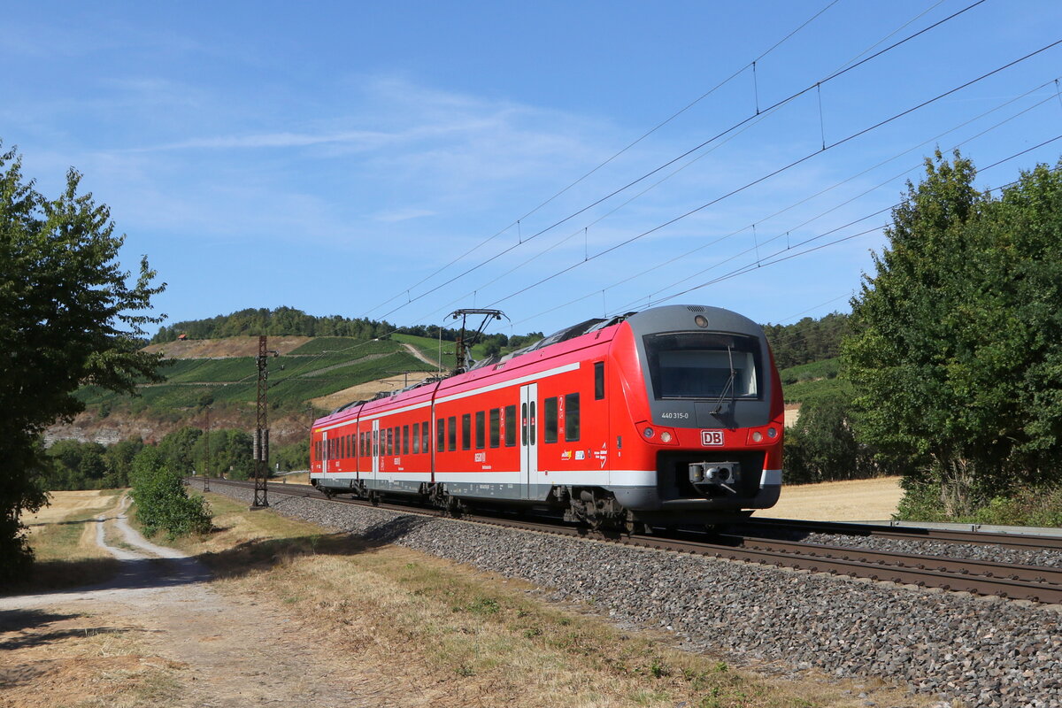 440 315 war am 7. August 2022 bei Himmelstadt auf dem Weg nach Würzburg.