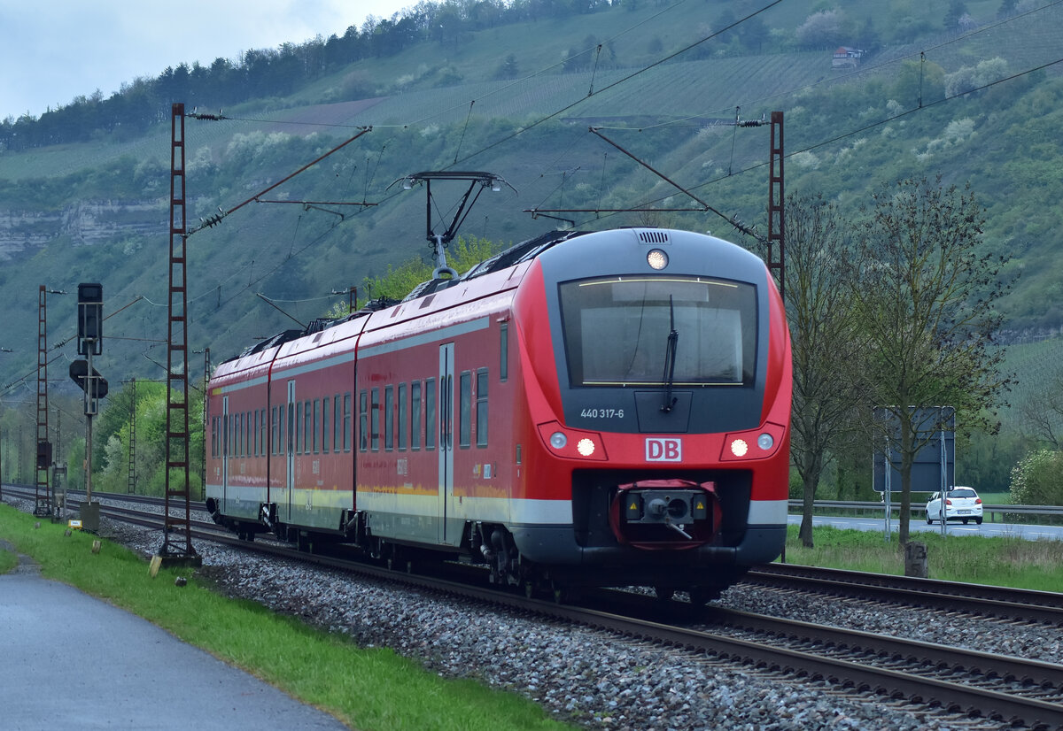 440 317 bei der Einfahrt in Thüngersheim als RB53 am verregneten Mittag des 26.4.2022