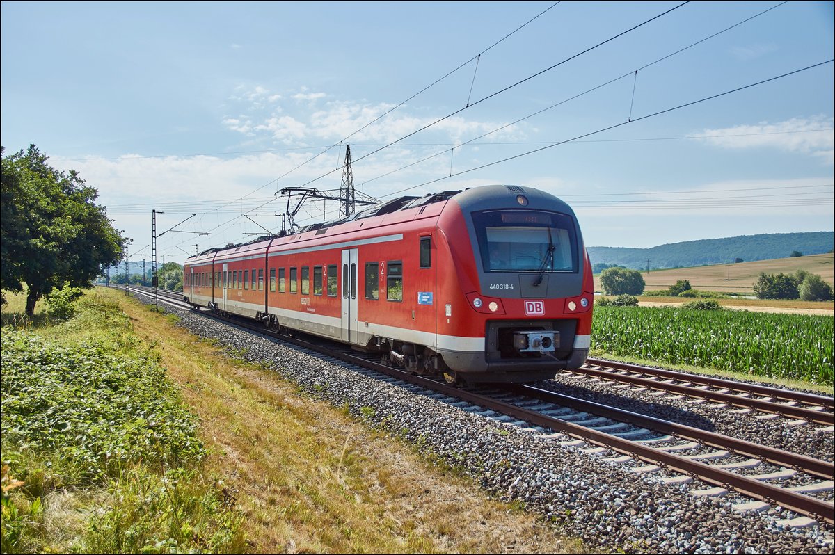 440 318-4 ist als RB in Richtung Schlüchtern bei Harrbach am 05.07.2017 unterwegs.